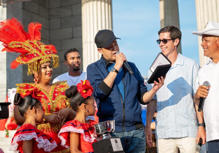 Alex Bueno reconocido por el alcalde de Providence-Rhode Island por sus aportes a la música latina.