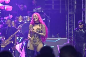 Yailin La Más Viral hace vibrar a sus “chiviricas” con exitosa presentación en Gran Arena del Cibao
